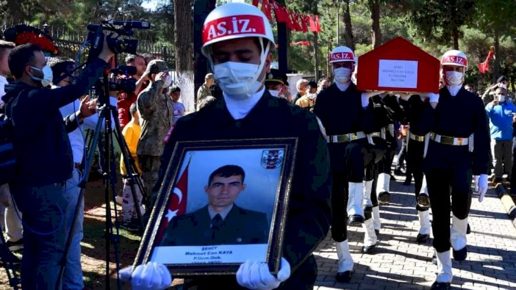 Arkadaş kurşunuyla şehit olan Mehmet Can Kaya, şehitliğe nakledildi Arkadaş kurşunuyla şehit olan Mehmet Can Kaya, şehitliğe nakledildi
