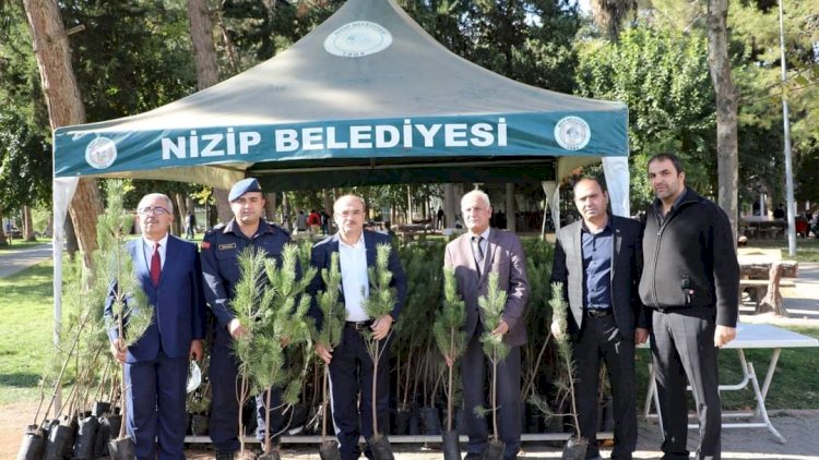 Nizip Belediyesi ücretsiz fidan dağıttı Nizip Belediyesi ücretsiz fidan dağıttı