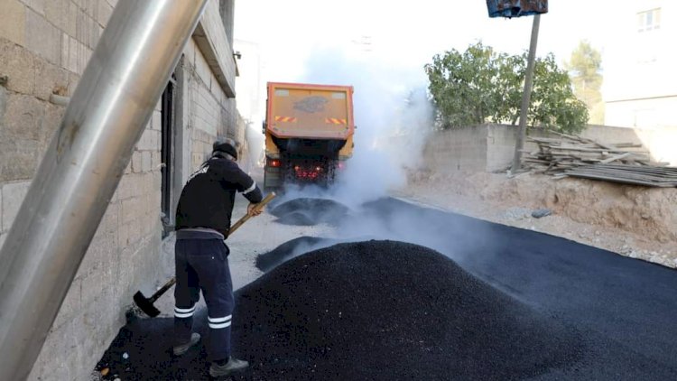 Nizip’te sıcak asfalt çalışmaları devam ediyor Nizip’te sıcak asfalt çalışmaları devam ediyor