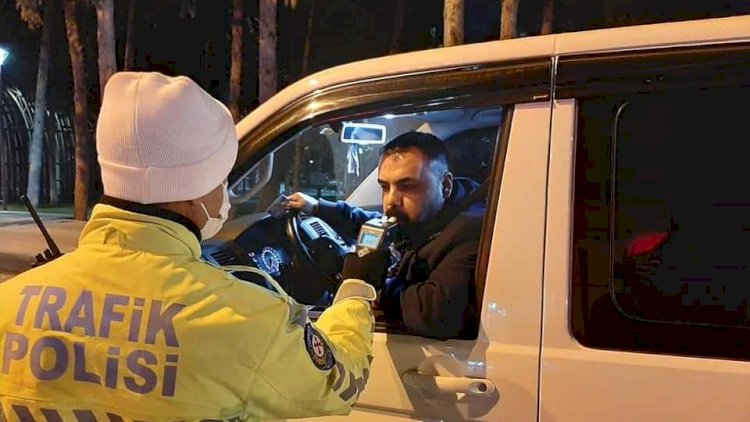 Nizip'te denetim yapan polisler sürücülerin yeni yılını kutladı Nizip'te denetim yapan polisler sürücülerin yeni yılını kutladı