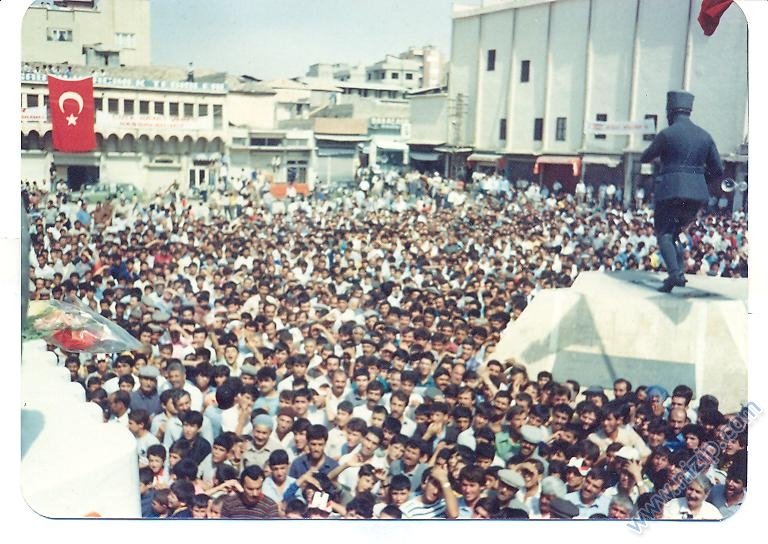 TURGUT ÖZAL NİZİP'TE KONUŞMA YAPIYOR 