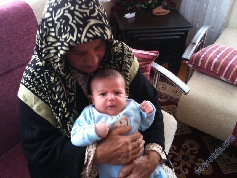 OSMAN TALHA VE NİNESİ GÜLLÜ 
