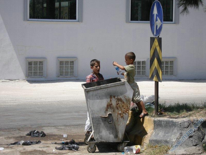 Bu Çocukların Yeri Okuldur!! 