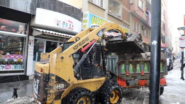 Nizip’te biriken karlar temizleniliyor.