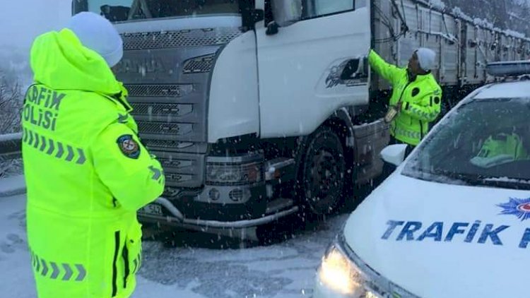 Nizip'te Bölge trafik ekipleri sürücülere kumanya dağıttı Nizip'te Bölge trafik ekipleri sürücülere kumanya dağıttı