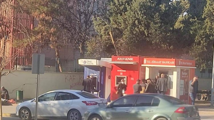 Bankamatik önünde trafik tıkanıyor Bankamatik önünde trafik tıkanıyor