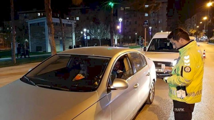 Nizip'te polisten kurallara uymayan sürücülere yönelik denetim Nizip'te polisten kurallara uymayan sürücülere yönelik denetim