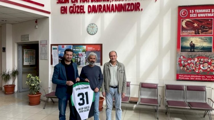 Nizip Gücü Spor Kulübü'nden Polis Memuru Çetin'e Forma hediyesi