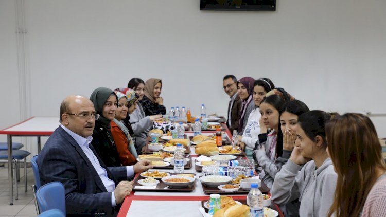 Çağlar ve Sarı öğrencilerle iftarda buluştu Çağlar ve Sarı öğrencilerle iftarda buluştu