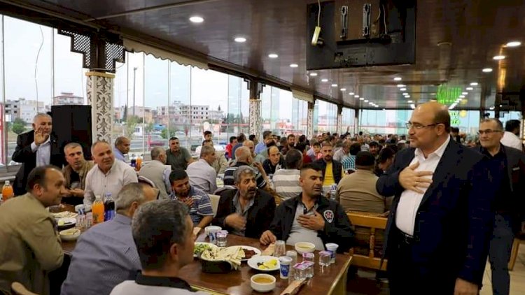 Hizmet İş Sendikası üyelerine iftar yemeği verdi Hizmet İş Sendikası üyelerine iftar yemeği verdi