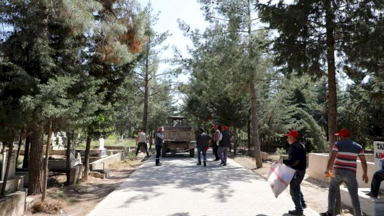 Nizip Belediyesi’nden bayram öncesi mezarlık temizliği