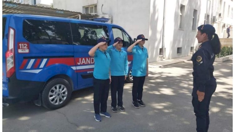 Şehit çocuklarından *jandarmaya anlamlı ziyaret