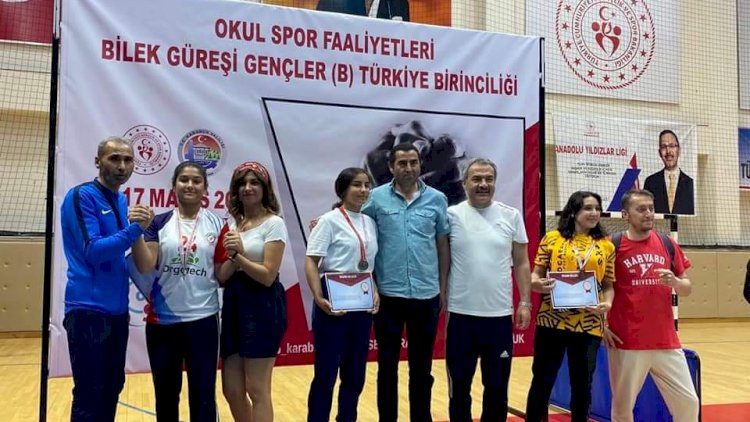 Nizip Spor Lisesi'nin Bilek Güreşi Başarısı Nizip Spor Lisesi'nin Bilek Güreşi Başarısı