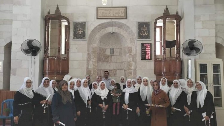 Kur'an kursu öğrencilerinin mezuniyet sevinci Kur'an kursu öğrencilerinin mezuniyet sevinci
