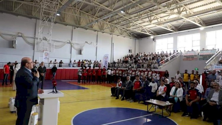 Büyükşehir Belediyesi’nden Nizip Spor Lisesi öğrencilerine malzeme desteği Büyükşehir Belediyesi’nden Nizip Spor Lisesi öğrencilerine malzeme desteği