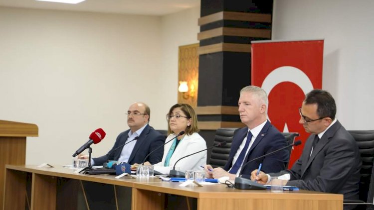 Vali Gül ve Büyükşehir Belediye Başkanı Şahin muhtarlarla buluştu Vali Gül ve Büyükşehir Belediye Başkanı Şahin muhtarlarla buluştu