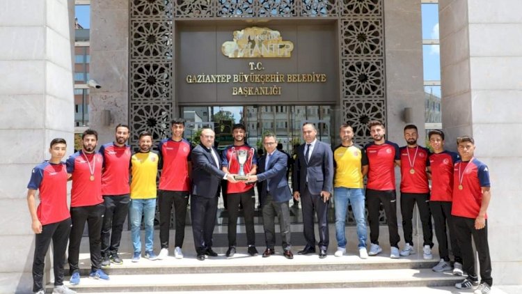 Şampiyon Sporculardan Vali ve Büyükşehir Belediye Başkanı’na ziyaret*