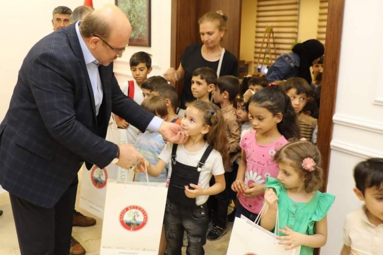 Yetim çocuklardan Başkan Sarı’ya ziyaret Yetim çocuklardan Başkan Sarı’ya ziyaret