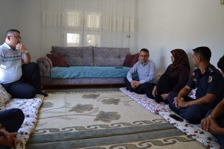 Kaymakam Çağlar’dan şehit annesine ziyaret Kaymakam Çağlar’dan şehit annesine ziyaret