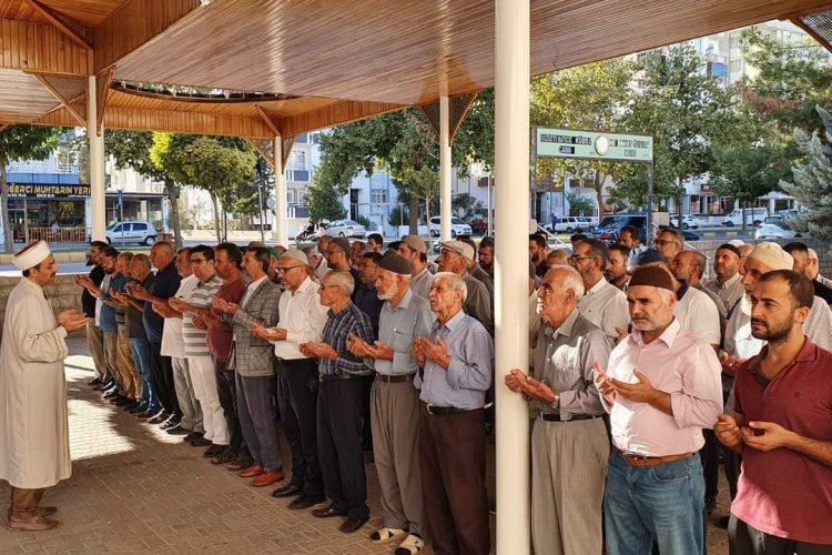 Şeyh Yusuf el-Karadavi için Nizip'te gıyabi cenaze namazı kılındı Şeyh Yusuf el-Karadavi için Nizip'te gıyabi cenaze namazı kılındı