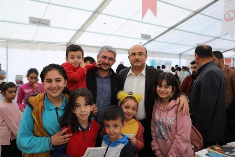 Belediye Başkanı Sarı, öğrencilere kitap hediye etti Belediye Başkanı Sarı, öğrencilere kitap hediye etti