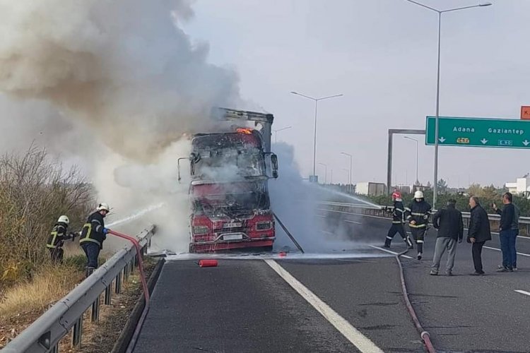 Nizip'te TIR yangını: Kül oldu Nizip'te TIR yangını: Kül oldu