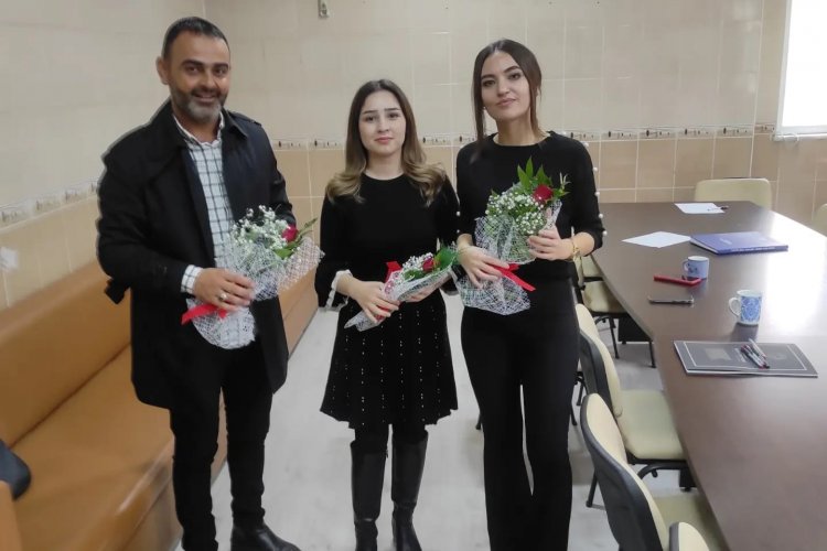 Nizip'te muhtardan öğretmenlere çiçek Nizip'te muhtardan öğretmenlere çiçek