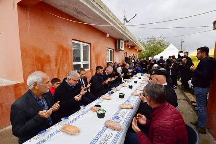 Gül ve Şahin'den küçük şehitimizin ailesine taziye ziyareti Gül ve Şahin'den küçük şehitimizin ailesine taziye ziyareti