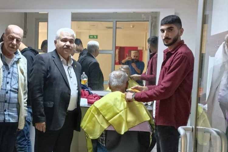 Nizip'te kuaförler huzurevi sakinlerini tıraş etti Nizip'te kuaförler huzurevi sakinlerini tıraş etti