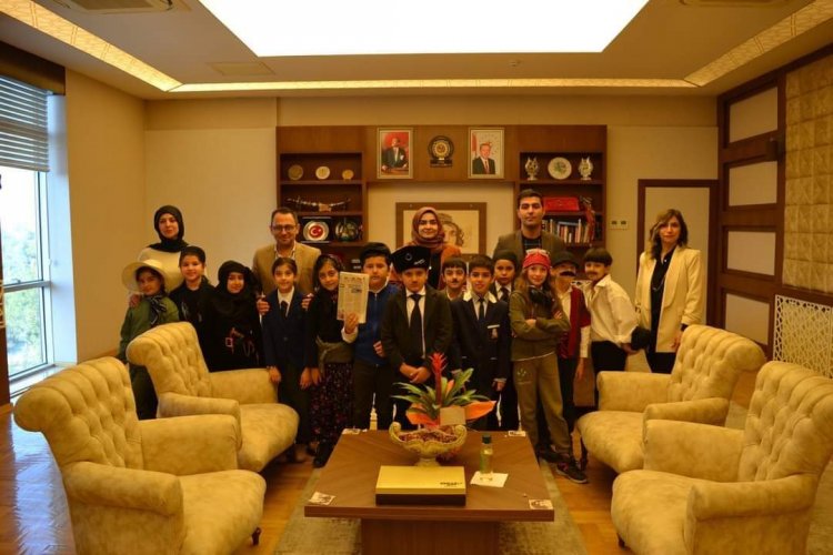 Minik öğrencilerden Kaymakam Çağlar'a Ziyaret Minik öğrencilerden Kaymakam Çağlar'a Ziyaret