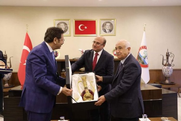 TOBB Başkanı Hisarcıklıoğlu’ndan Nizip Belediyesi’ne ziyaret TOBB Başkanı Hisarcıklıoğlu’ndan Nizip Belediyesi’ne ziyaret