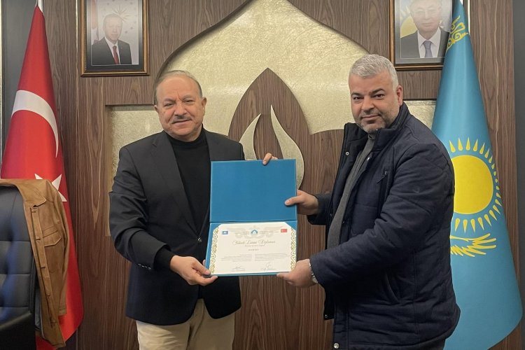 Şen diplomasını aldı Şen diplomasını aldı