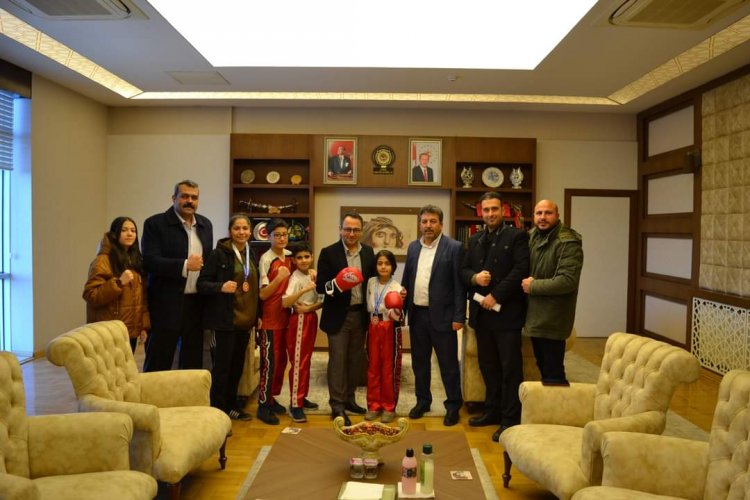 Kaymakam Çağlar, Başarılı Sporcuları Ödüllendirdi
