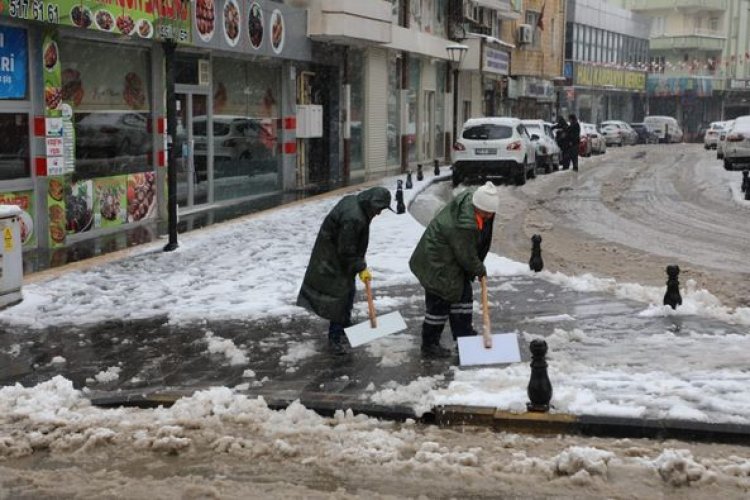 Belediye ekipleri ilçenin dört bir tarafında karla mücadele etti. Belediye ekipleri ilçenin dört bir tarafında karla mücadele etti.