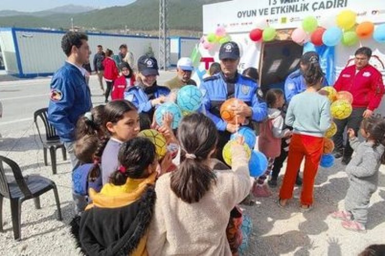 Çadırkentlerde polisimiz çocuklarımızla beraber Çadırkentlerde polisimiz çocuklarımızla beraber