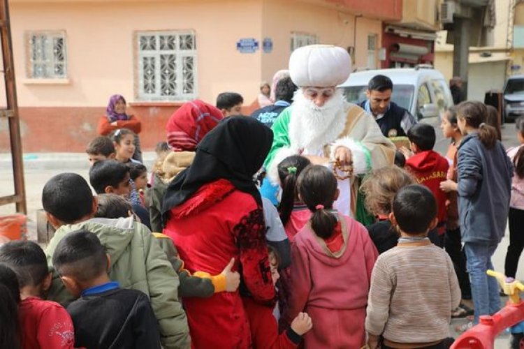 Nizip Belediyesi çocukları eğlendirmeye devam ediyor Nizip Belediyesi çocukları eğlendirmeye devam ediyor