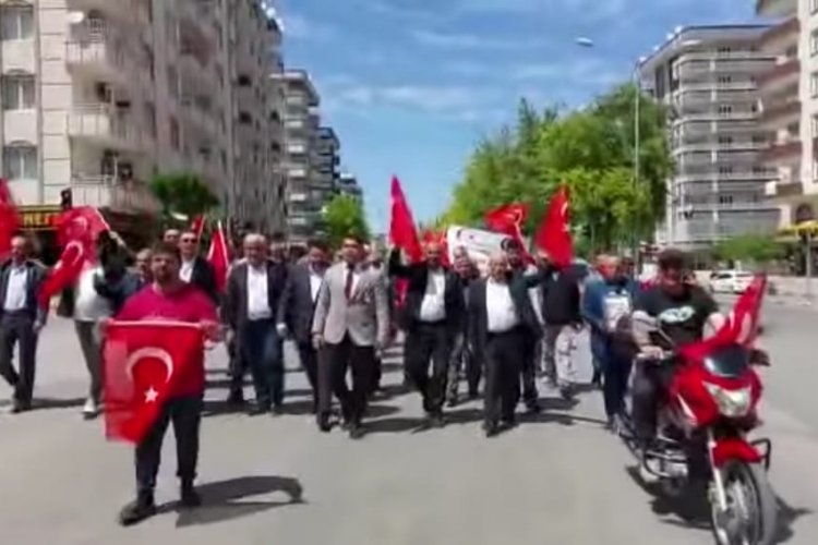 Nizip'te Şehitlere Saygı Yürüyüşü yapıldı* Nizip'te Şehitlere Saygı Yürüyüşü yapıldı*