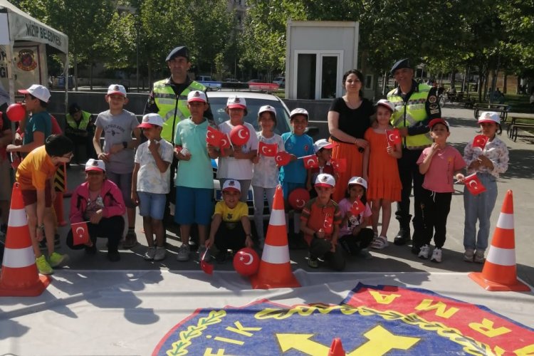 Hatice Seyit Çeker'de Trafik Eğitimi Hatice Seyit Çeker'de Trafik Eğitimi