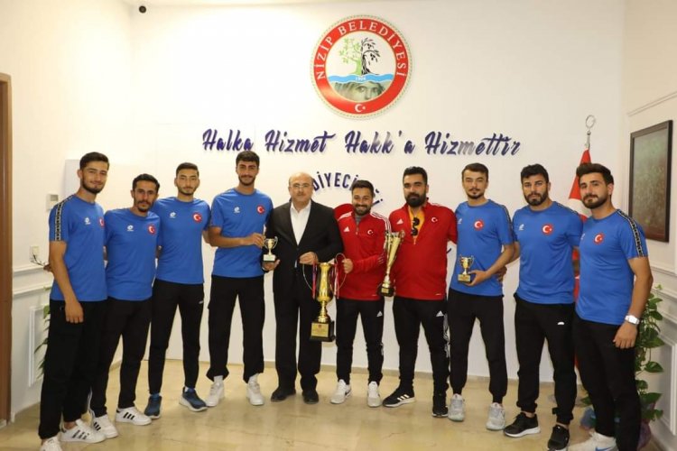 Şampiyon sporculardan Başkan Sarı’ya ziyaret* Şampiyon sporculardan Başkan Sarı’ya ziyaret*
