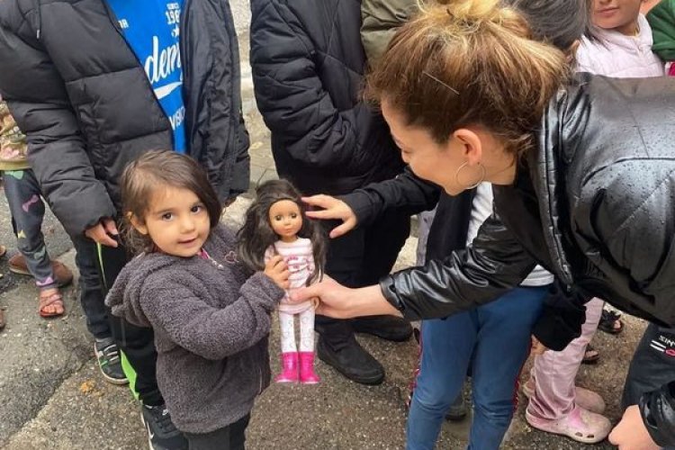 Okullara bilgisayar, çocuklara giyim eşyası, ailelere erzak yardımı Okullara bilgisayar, çocuklara giyim eşyası, ailelere erzak yardımı
