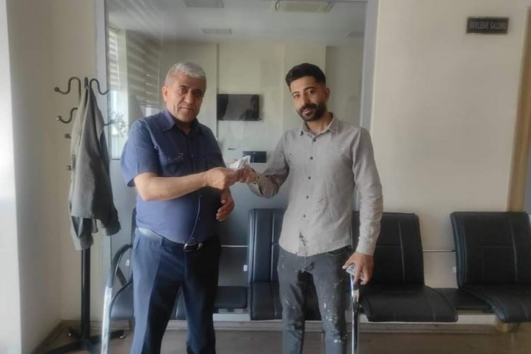 Kaymakamlık personeli yolda bulduğu parayı sahibine teslim etti