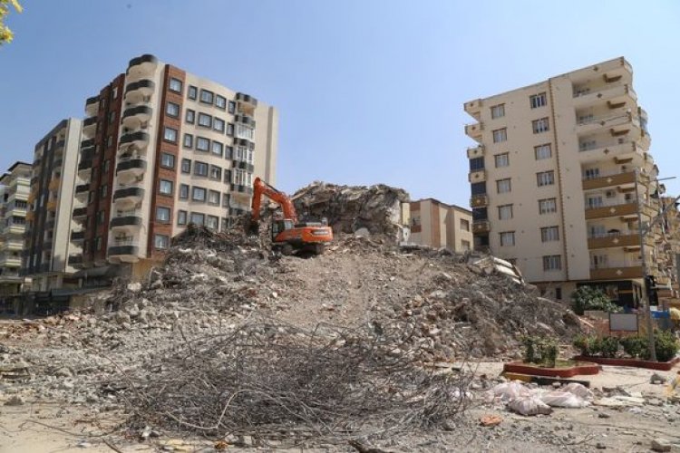 Ağır hasarlı yapıların yıkımı sürüyor Ağır hasarlı yapıların yıkımı sürüyor