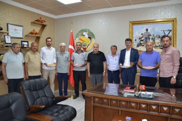 Nizip ticaret borsasi yilin ilk mahsul kirmizi fistiğini ödüllendirdi Nizip ticaret borsasi yilin ilk mahsul kirmizi fistiğini ödüllendirdi