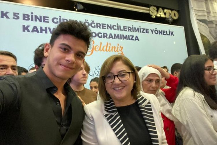 Başkan şahin, yks'de ilk 5000'e giren 250 öğrenci ve aileleriyle buluştu Başkan şahin, yks'de ilk 5000'e giren 250 öğrenci ve aileleriyle buluştu