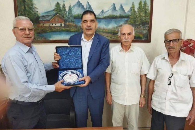 Hayırsever işadamına plaket Hayırsever işadamına plaket