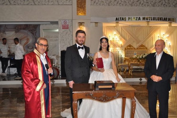 Öğüt ve Yenici ailesinin mutlu günü Öğüt ve Yenici ailesinin mutlu günü