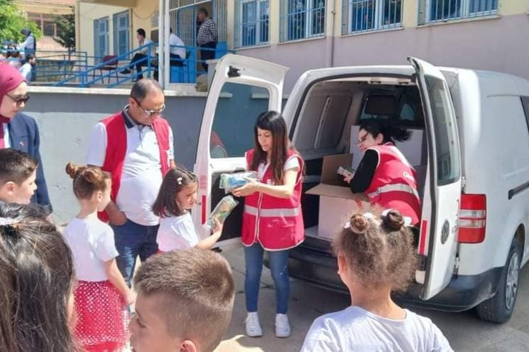 Kızılay 23 Nisan'da öğrencileri unutmadı Kızılay 23 Nisan'da öğrencileri unutmadı