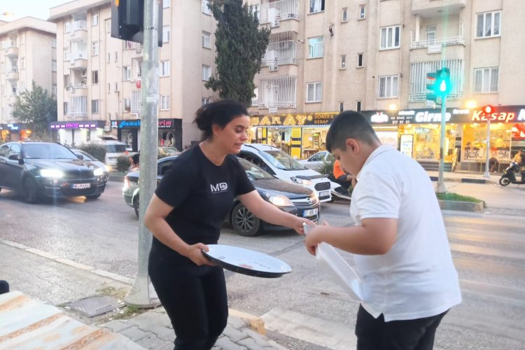 Belediye Meclis Üyesi Emine Polat aşure dağıttı