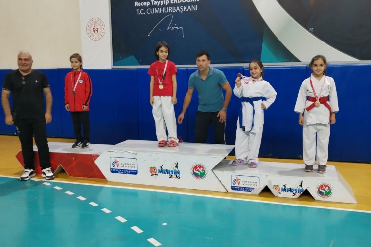 Nizip Sporcuları Mersin’deki Karate Şampiyonasında Gövde Gösterisi Yaptı Nizip Sporcuları Mersin’deki Karate Şampiyonasında Gövde Gösterisi Yaptı