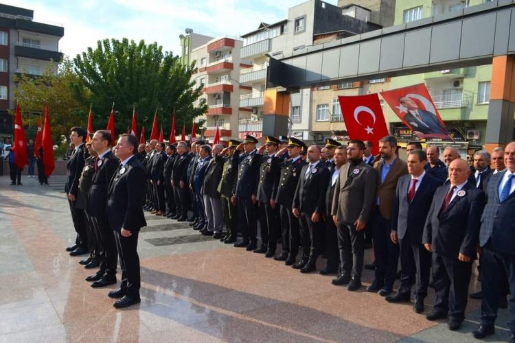 Nizip'te 10 Kasım Atatürk'ü Anma Programı Coşkuyla Gerçekleşti Nizip'te 10 Kasım Atatürk'ü Anma Programı Coşkuyla Gerçekleşti